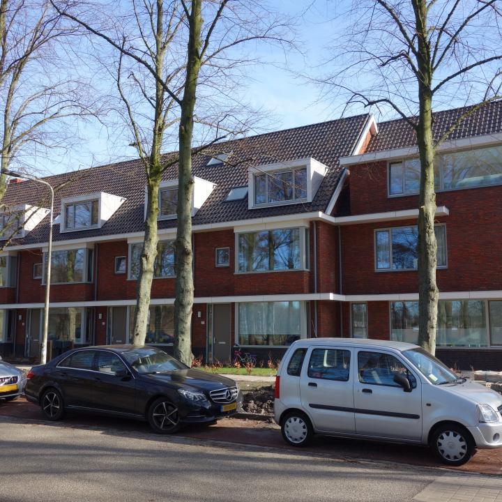 Woningen en zorgcentrum met appartementen te Leiden